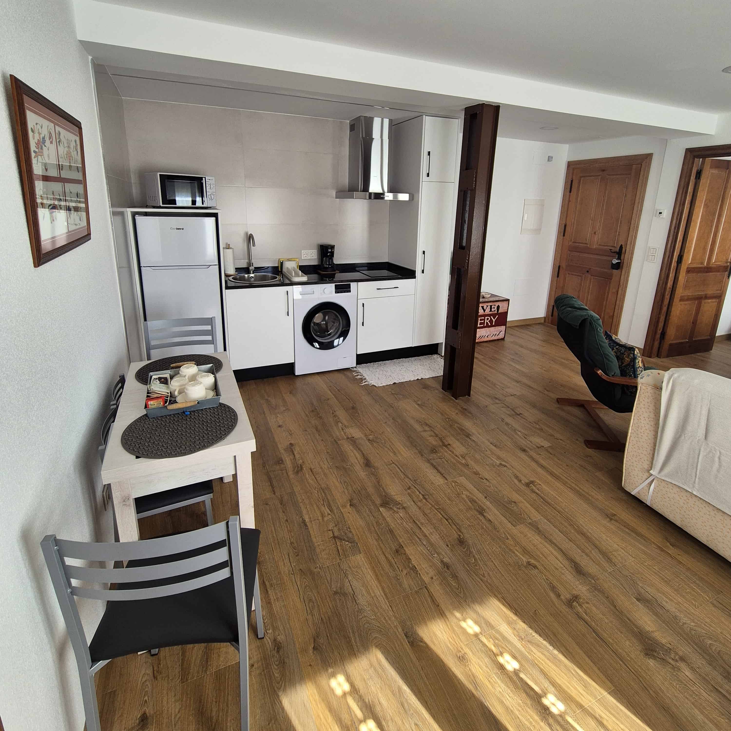 Cocina y mesa de desayuno